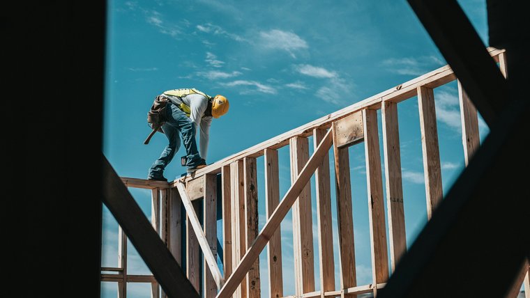 Licenciamentos de construções novas aumentam 30,5% no 1.º trimestre
